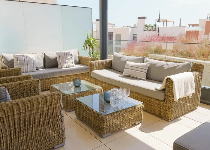Amazing three bedroom apartment in Middel Views, Higueron